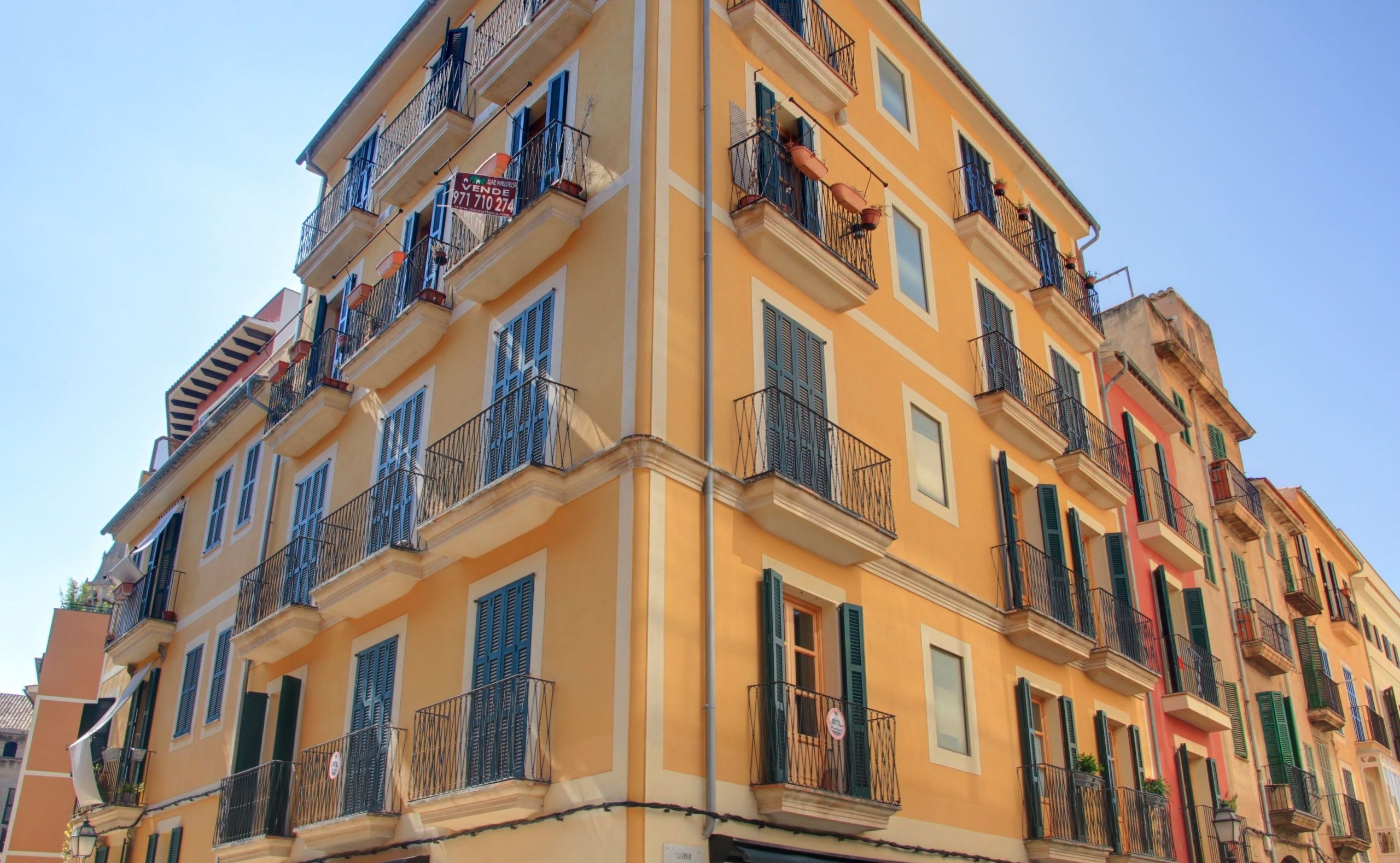 Airbnb Hausfassade in gelb in Palma - Mallorca